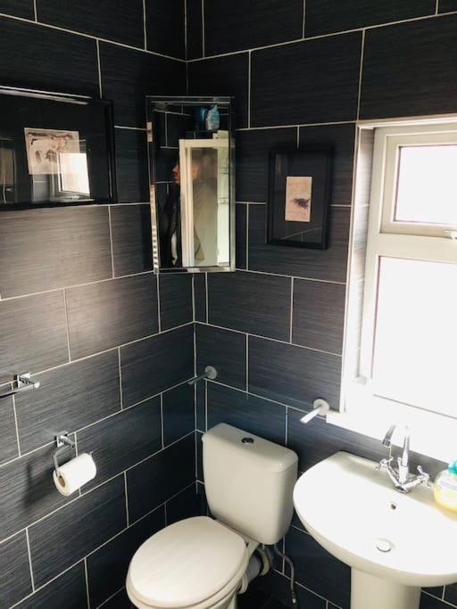 בלפסט Cosy Two Bed Terraced House 7Min Drive From City מראה חיצוני תמונה